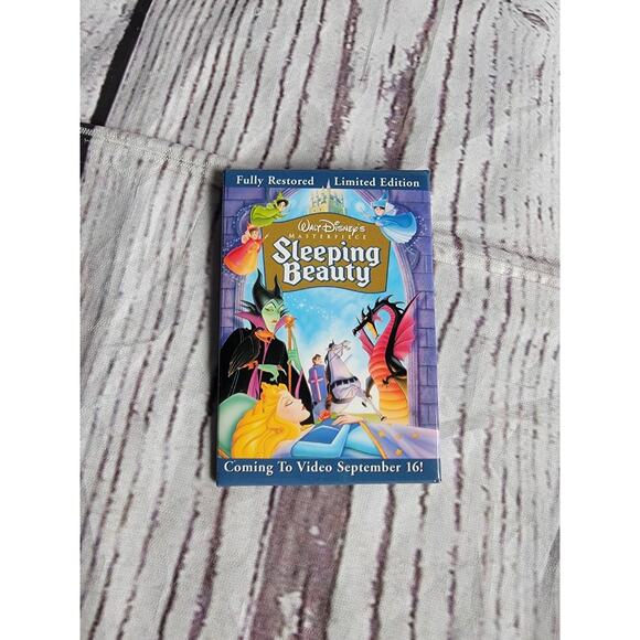 Vintage 1997 Disney Sleeping Beauty Home Video Promo Button Pin - Picture 1 of 3